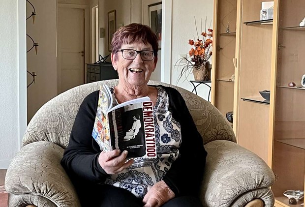 Hyllade demokratin med fyra rader och kom med