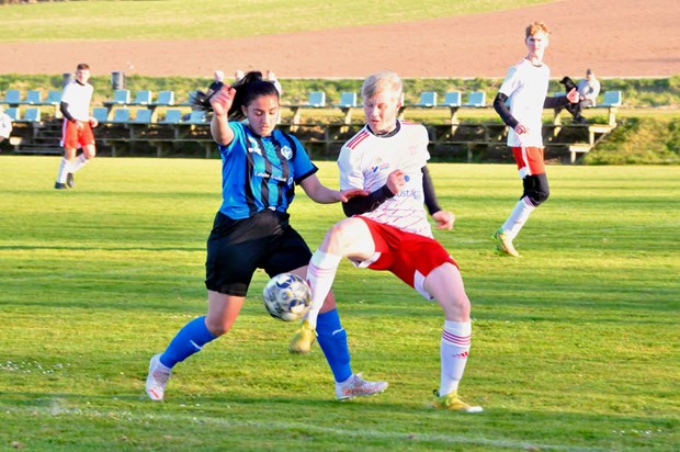 Sanela lirar med killarna