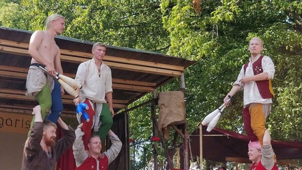 Historisk marknad med gycklargrupp känd från TV 