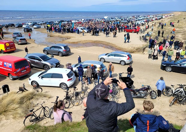 Tusentals slöt upp bakom bilstranden