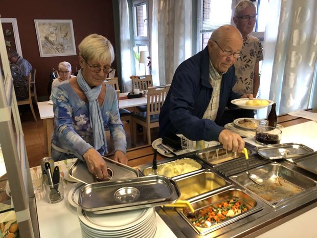 Protester mot nedstängning av omtyckt seniorrestaurang