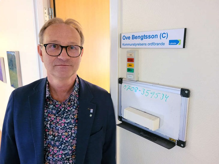 Kommunrådet Ove Bengtsson (C) tror inte att frågan om seniorrestaurangernas vara eller icke vara är avgjord före årsskiftet. Foto: Rickard Gustafsson