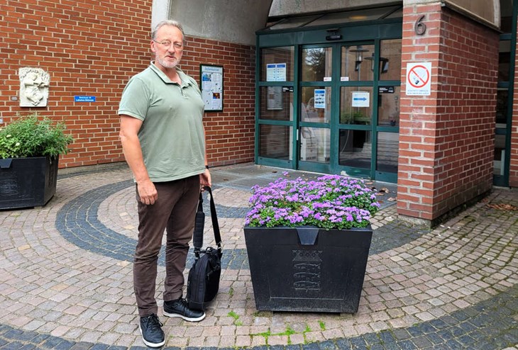 Samhällsbyggnadsnämndens ordförande Thor Gunnar Bjelland (M) tycker att det är trist att behöva prioritera bort isbanan, men säger att valet var ganska enkelt när kommunens totala ekonomi blöder. Foto: Rickard Gustafsson