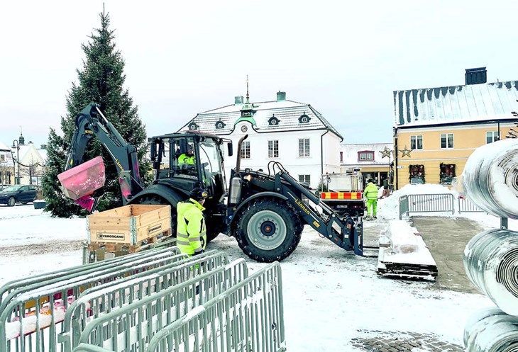 Elen är bara en liten del av den totala driftkostnaden för att underhålla isbanan på torget. Upp- och nedmontering samt den dagliga skötseln har kommunen beräknat till 500 000 kronor för en säsong. Foto: Laholms kommun/Arkivbild