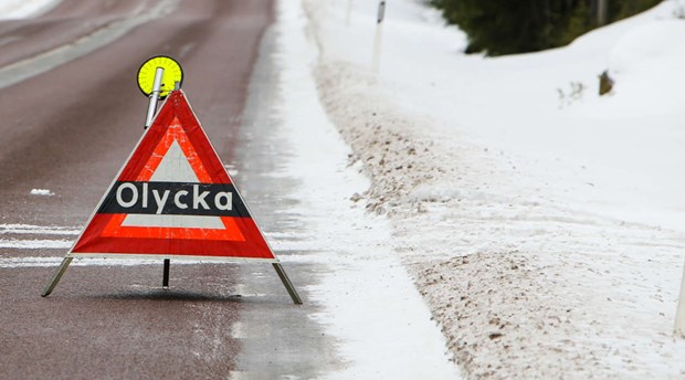 Flera olyckor på E6 – personbilar i krock på Rv15 Flera olyckor på E6 – personbilar i krock på Rv15