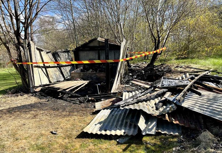 Skjulet var övertänt när räddningstjänsten kom till platsen. Foto: Johan W Jönsson