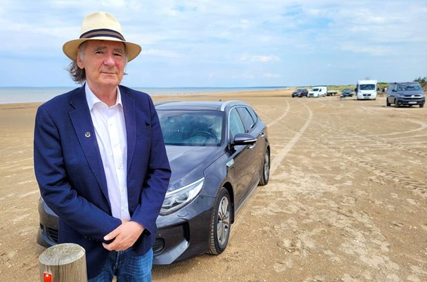 Stockholmsjurist sågar bilförbudet på stranden 