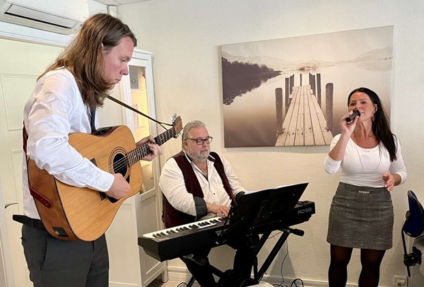 Begravningsbyrån musicerar för Cancerfonden