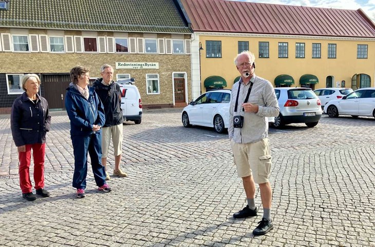 Vandringens första stopp var utanför Stadshotellet på Hästtorget. Kent-Ove Bengtsson guidade. Foto: Johan W Jönsson