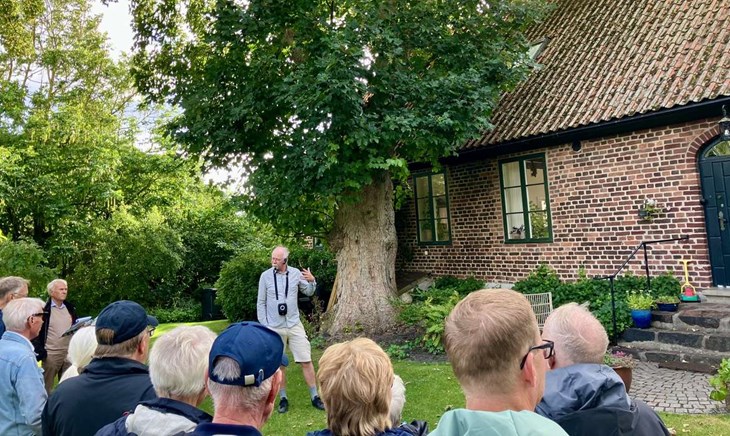 Kent-Ove Bengtsson berättar om "Beijerska skolan" och dess historia. Foto: Johan W Jönsson