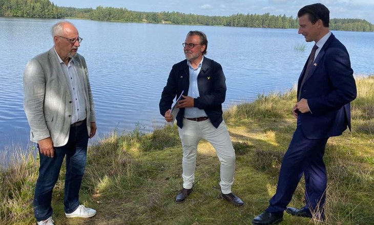 Danska Skanlux vill bygga en semesterby med sammanlagt 17 lyxiga hus i Traryd. Kommunalråd Bengt Germundsson (KD) Skanlux representant Mads Rohde och näringslivschef John Eberhard presenterade planerna. Foto: Carina Nilsson