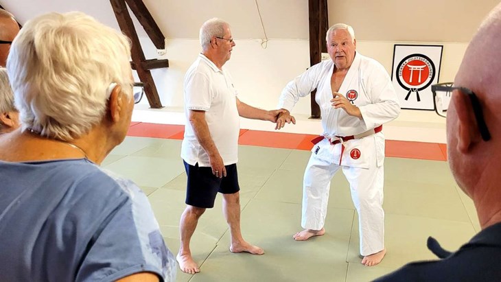 Jiujitsu-instruktören Benny Ericsson förklarar att nästan alla av sportens träningsövningar går att omsätta i praktik i vardagen när det kommer till balans, fall- och förflyttningsteknik. Foto: Rickard Gustafsson