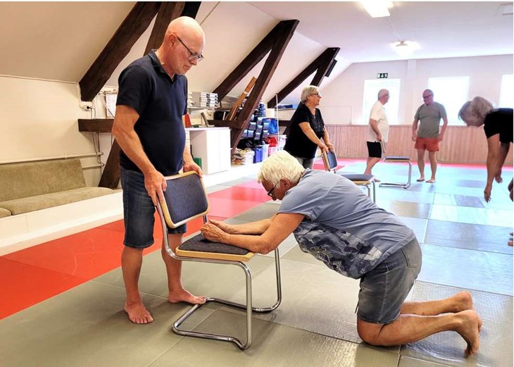 Jiujitsu-instruktören Benny Ericsson förklarar att nästan alla av sportens träningsövningar går att omsätta i praktik i vardagen när det kommer till balans, fall- och förflyttningsteknik. Foto: Rickard Gustafsson