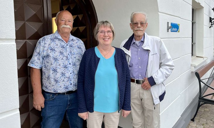 Boris Sahlin, Maivor Aronsson och Ulf Gustafsson i Södra Hallands släktforskningsring hoppas att fler ska hitta deras hobby. Foto: Johan Jönsson