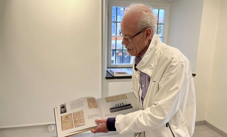 Boris Sahlin visar upp boken han gjort om sina morföräldrar. Det är ett sätt att ta sin släktfordskning vidare. Foto: Johan Jönsson