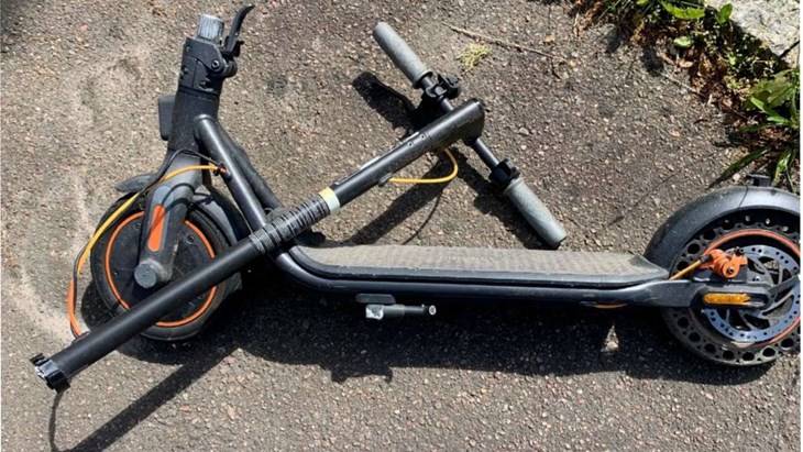 Bilder från polisens förundersökning. Cykeln gick av när den i cirka 20 km/tim körde rakt in i kedjan. 