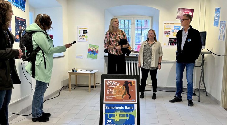 Utställningen invigdes av kulturchefen Elisabet Viktorsson, kultur- och folkhälsonämndens ordförande Gudrun Pettersson, som själv berättade om egna positiva upplevelser från kulturskolan, samt av mångårige läraren Håkan Nilsson. Foto: Johan Jönsson