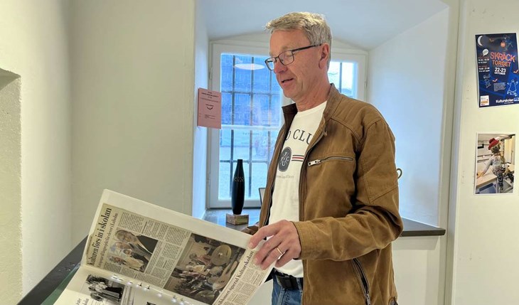 Jan-Olof Nilsson, som jobbade på kulturskolan i 43 år, var en av utställningens första besökare. ”Jättetrevligt initiativ!”, säger han.  