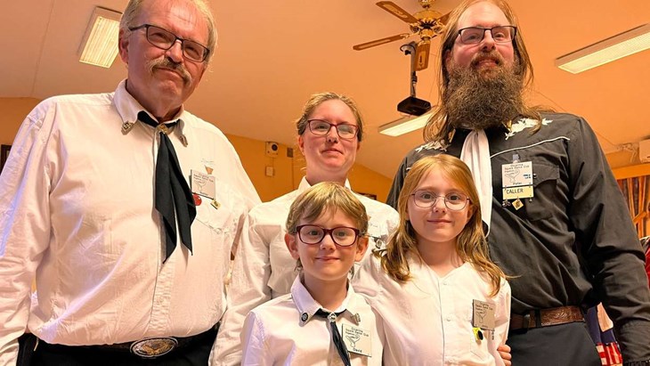 Tre generationer squaredansare. Morfar Gustaf, mamma Natalie, morbror Peter och syskonen David och Jenny. Gammelmorfar Verner är med och kollar på varje torsdag. Foto: Per Brolléus