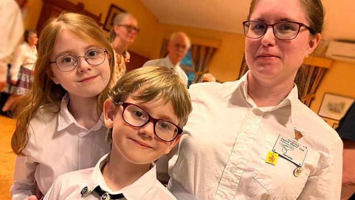 Syskonen Jenny och David är yngst i klubben. Mamma Nathalie har dansat i över 25 år. Foto: Per Brolléus