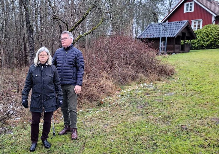 Pia Myllenbergs och Bengt Nilssons tomt ligger kloss med Statkrafts tänkta etableringsområde. Skogen väster om fastigheten ska fällas och ska ge plats för arbetsbodar, maskiner och materielupplag. Foto: Rickard Gustafsson