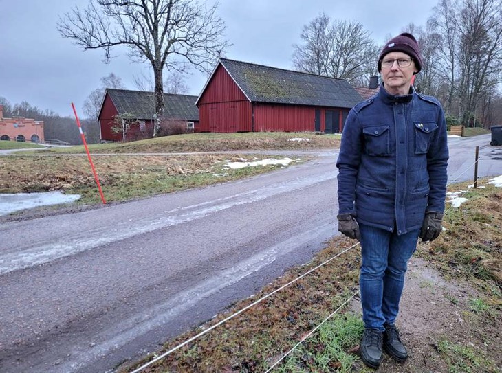 Om Statkraft får klartecken att genomföra MittLagan-projektet kommer det att bli många transporter med lastbilar och arbetsfordon på Dyreborgsvägen. Något som oroar Dan Kagg med familj. Foto: Rickard Gustafsson