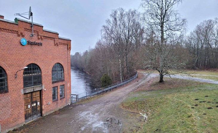 Kraftstationen Knäred nedre och Statkrafts tänkta etableringsområde (skogen i bakgrunden) ligger bara ett stenkast från grannarnas bostadsfastigheter. Foto: Rickard Gustafsson