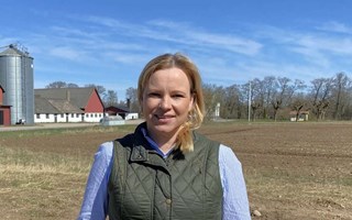 Hon balanserar mellan stallgång och styrelserum