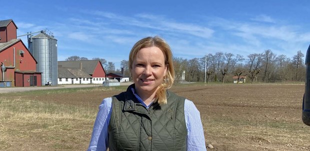 Hon balanserar mellan stallg�ng och styrelserum 