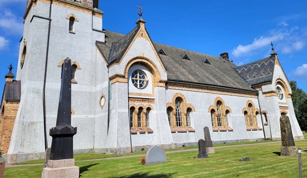 Miljoner fr�n stiftet r�ddar kyrktaket i Hishult