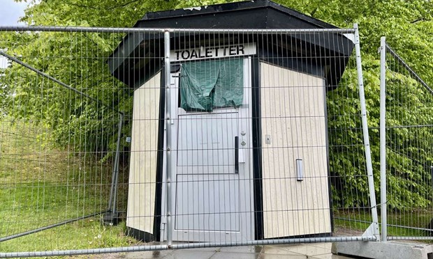 Brand st�nger toaletten i Stadsparken