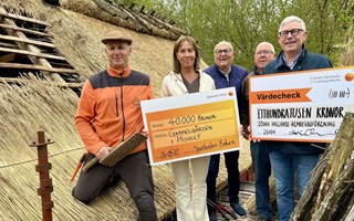 Kungen och bankerna räddar taket på gården