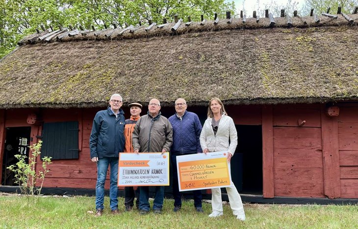 Lars-Göran Persson från bankens utvecklingsstiftelse och Christina Hartzell från Boken kom med checkar till Tommy Nilsson och Tomas Ragnarsson. Janis Pucitis utför arbetet. Foto: Johan Jönsson 