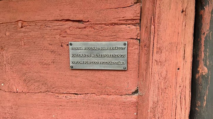 Gammelgården i Hishult tilldelades Hallands Museiförenings diplom för god byggnadsvård 2025. Foto: Johan Jönsson