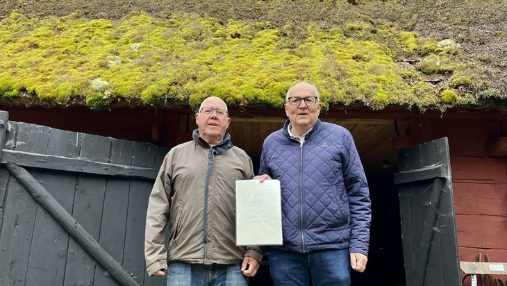 Tommy Nilsson och Tomas Ragnarsson i Södra Hallands hembygdsförening är tacksamma över bidragen de får för att kunna byta stråtaket på Gammelgården i Hishult. Lite extra häftigt är anslaget från kungen själv. Foto: Johan Jönsson 