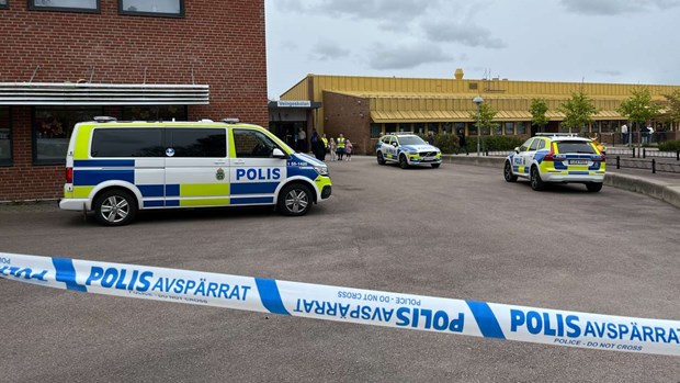 Elev knivskuren � skolan inrymdes efter v�ldsd�d