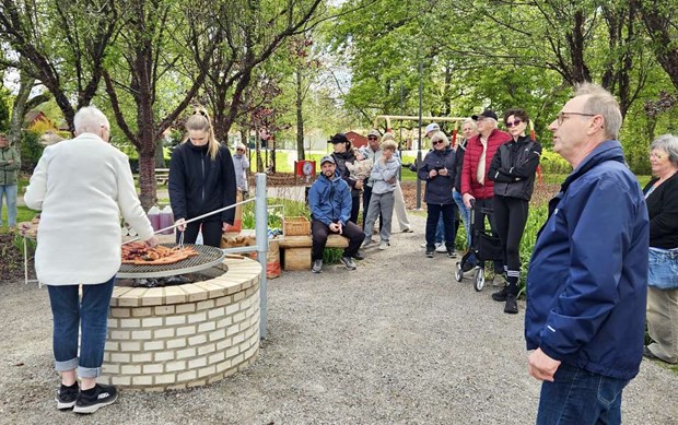 Solen sken p� alla s�tt n�r lekplatsen invigdes