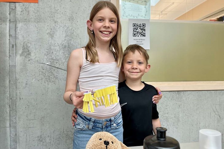 Ella och Philip Svärd trivdes på Glänningeskolans fritis bazaar. Foto: Johan Jönsson