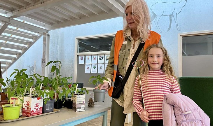 Tyra Vedin besökte bazaaren med pappa Simon. Foto: Johan Jönsson