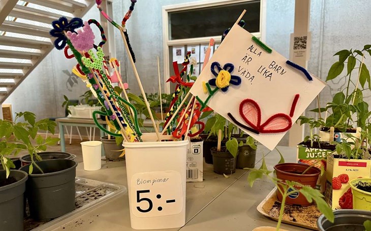 Alla barn är lika värda. Blompinne med budskap. Foto: Johan Jönsson