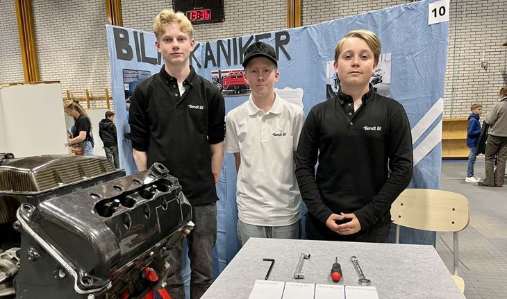 Pontus Bergman, Axel Meldegren och Sigge Paulsson med sin bilmekanikermonter med en motor från Koenigseg. Foto: Johan Jönsson