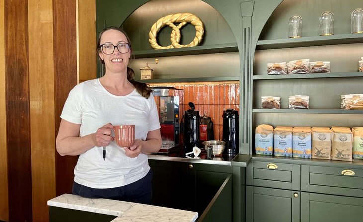 Carina Carlström med kringlan med koppling till Slottets bageri. Den är en gåva från en kär stamkund och ska så småningom ut och hängas upp. Foto: Johan Jönsson