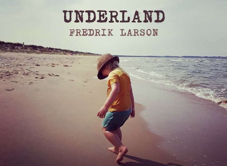 Omslagsbilden till albumet "Underland" är tagen på stranden i Ängelholm. Men det skulle lika gärna kunnat vara i Mellbystrand. Fredrik Larsons son agerar modell. Foto: Pressbild