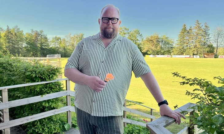 Alexander Johansson är ansvarig och initiativtagare till dartsektionen i Genevad/Veinge IF. Foto: Johan Jönsson