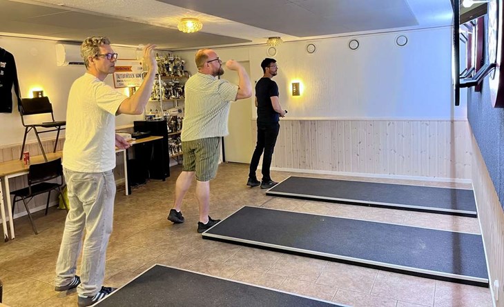 Paul Lindén, Alexander Johansson och Mikael Björk är tre av entusiasterna i den nya dartsektionen i Veinge. Foto: Johan Jönsson