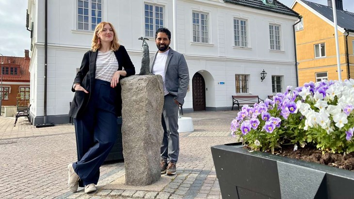 Catharina och Daniel Sanjay efterlyser konst av Kirke Ralph inför en stor utställning på rådhuset i höst. Foto: Johan Jönsson