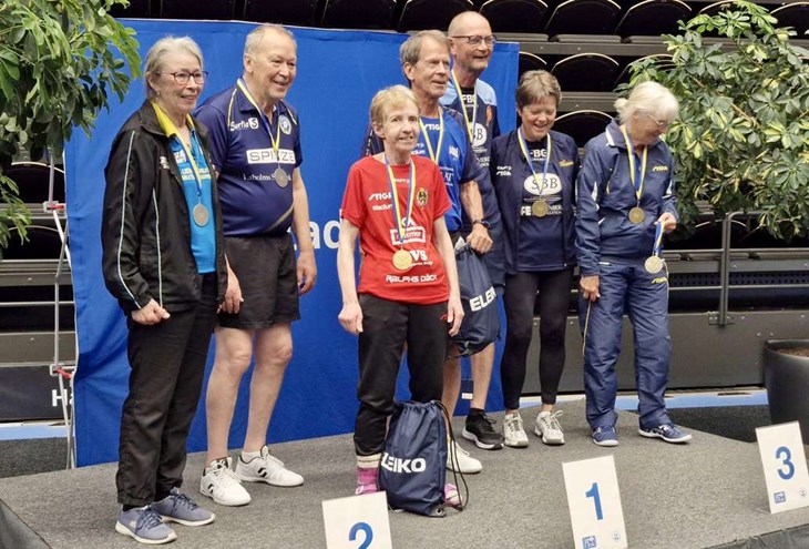 Ginger och Kaj Karlsson på pallen ihop. De tog silver i mixed-dubbel ihop. Foto: LBTKS