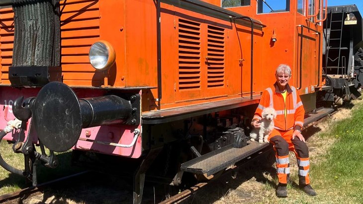 Nils Bertil Sörensen och hans hund tar en paus i jobbet. Foto: Per Brolléus