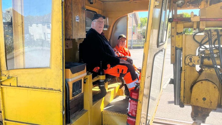 Lasse Lindberg och Harald Brede på väg ut för att byta slipers. Foto: Per Brolléus