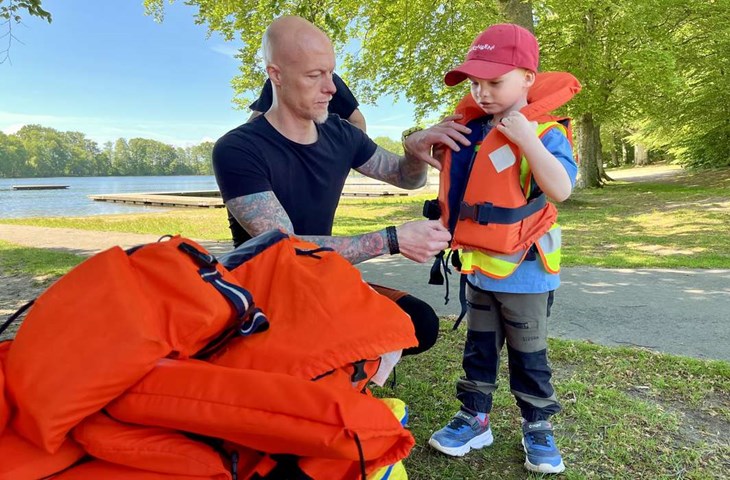 Oskar Granberg är lärare på Osbecksgymnasiets barn- och fritidsprogram. Han är stolt över samarbetet med Grävlingens förskola. Foto: Johan Jönsson